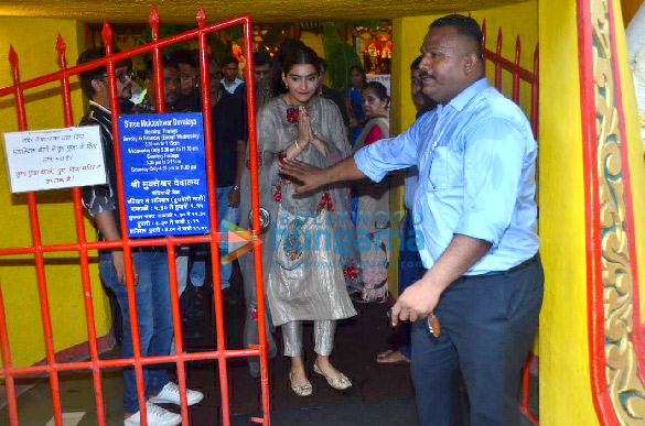 photos sonam kapoor ahuja snapped at shani temple in juhu 3
