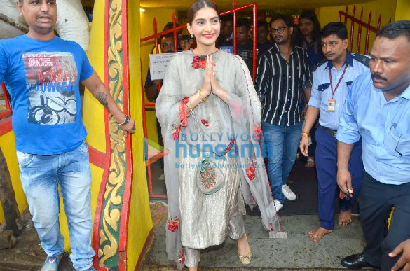 photos sonam kapoor ahuja snapped at shani temple in juhu 6