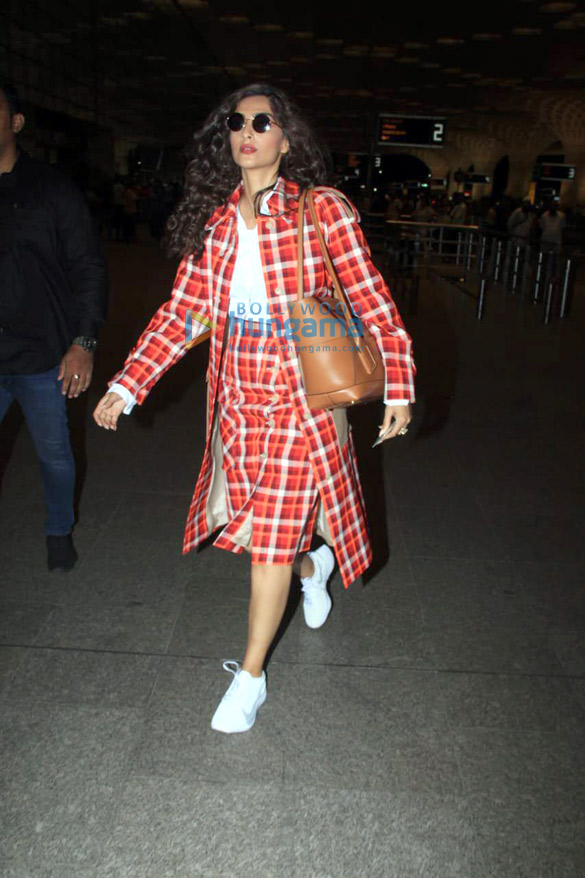 Photos: Sonam Kapoor Ahuja, Anil Kapoor and Ayushmann Khurrana snapped at the airport Photos: Sonam Kapoor Ahuja, Anil Kapoor and Ayushmann Khurrana snapped at the airport