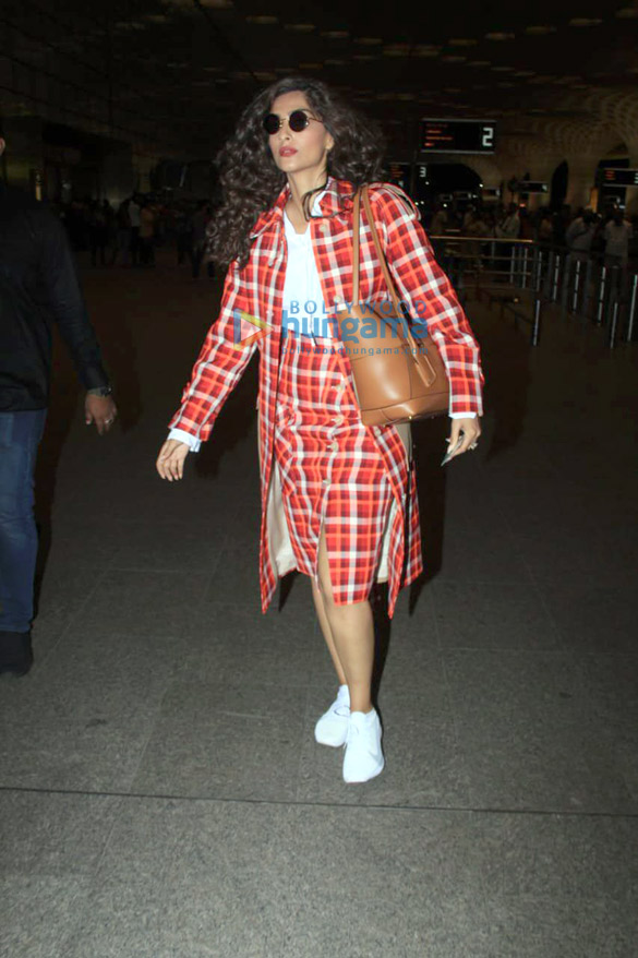photos sonam kapoor ahuja snapped at the airport 2