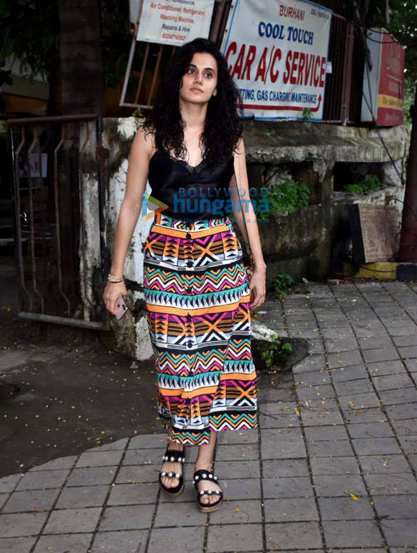 Photos: Taapsee Pannu snapped at Kromakay salon in Juhu Photos: Taapsee Pannu snapped at Kromakay salon in Juhu