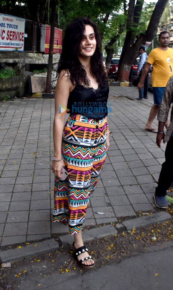 photos taapsee pannu snapped at kromakay salon in juhu 3