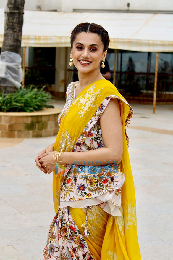 Photos: Taapsee Pannu, Kirti Kulhari and others snapped during ‘Mission Mangal’ promotions in Juhu Photos: Taapsee Pannu, Kirti Kulhari and others snapped during ‘Mission Mangal’ promotions in Juhu