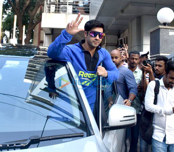 Photos: Varun Dhawan snapped at his office in Juhu Photos: Varun Dhawan snapped at his office in Juhu
