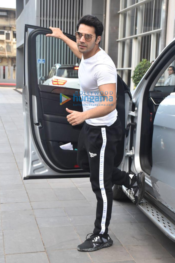 photos varun dhawan snapped in andheri 2