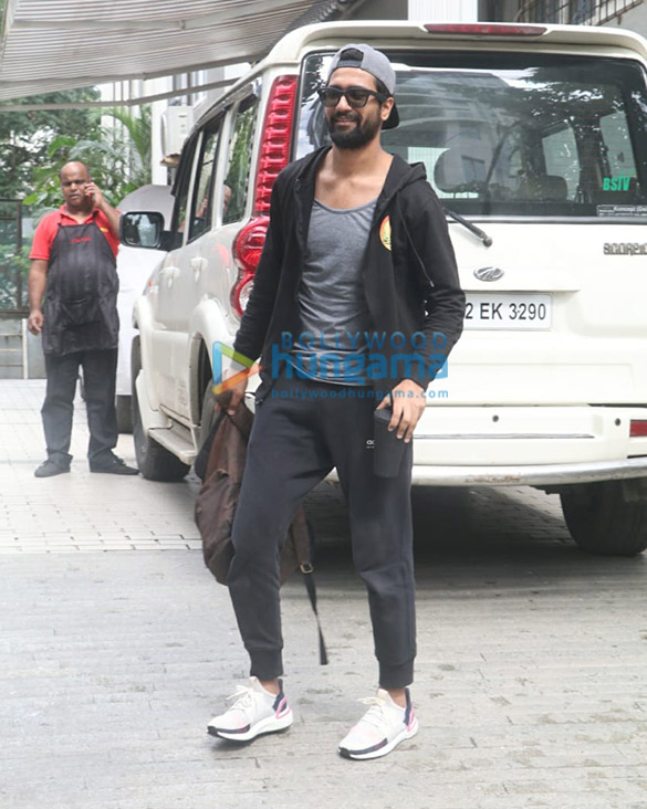 photos vicky kaushal snapped in bandra 1 2