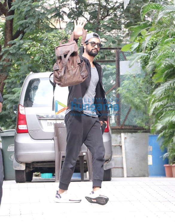 photos vicky kaushal snapped in bandra 3 2