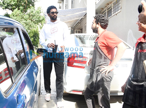 photos vicky kaushal snapped in bandra 3