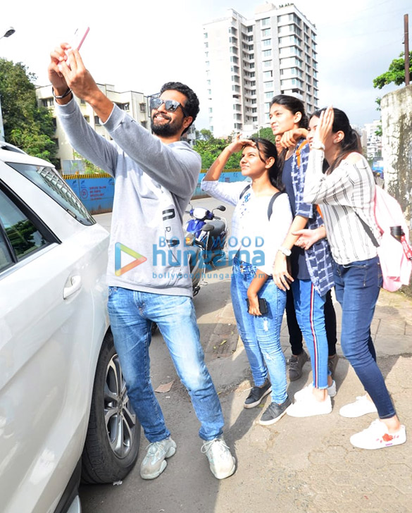 photos vicky kaushal snapped in juhu 3