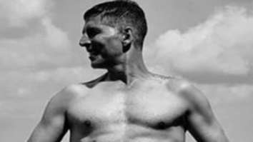 “Don’t be a product of a product,” says Akshay Kumar as he posts a shirtless picture of himself
