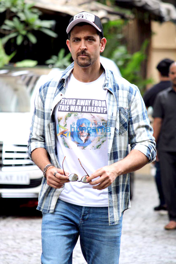 hrithik roshan snapped in mumbai 5