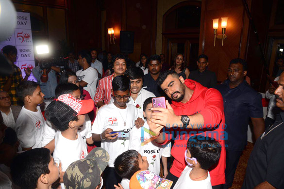 photos arjun kapoor celebrates national cancer rose day with cancer affected children 3