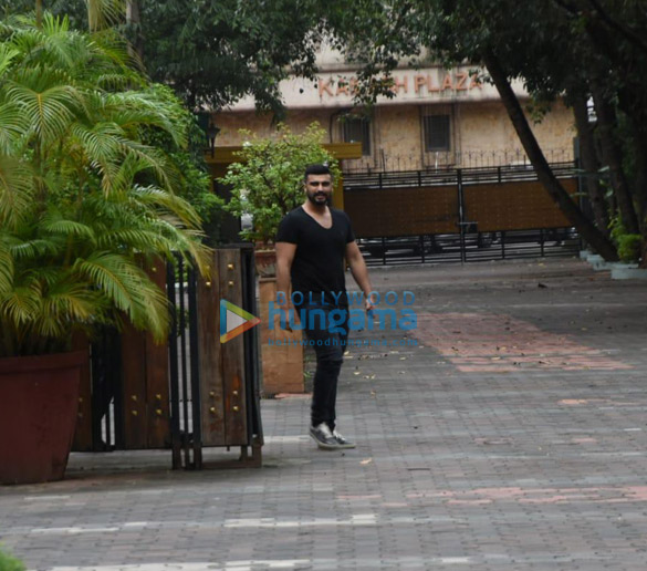 Photos: Arjun Kapoor snapped in Mumbai Photos: Arjun Kapoor snapped in Mumbai