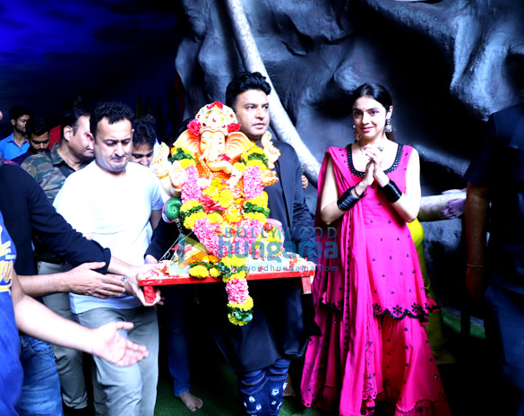photos bhushan kumar divya khosla kumar and others snapped at ganpati visarjan 2