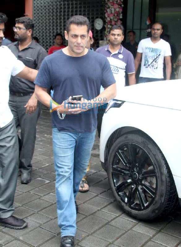 Photos: Celebs grace Salman Khan’s residence for Ganesh Chaturthi celebration Photos: Celebs grace Salman Khan’s residence for Ganesh Chaturthi celebration
