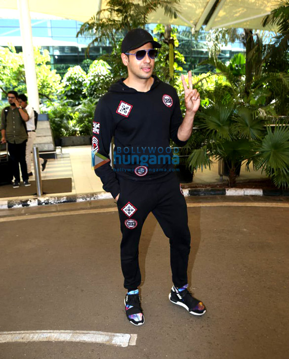 photos deepika padukone jacqueline fernandez and others snapped at the airport 10