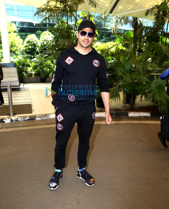 photos deepika padukone jacqueline fernandez and others snapped at the airport 9