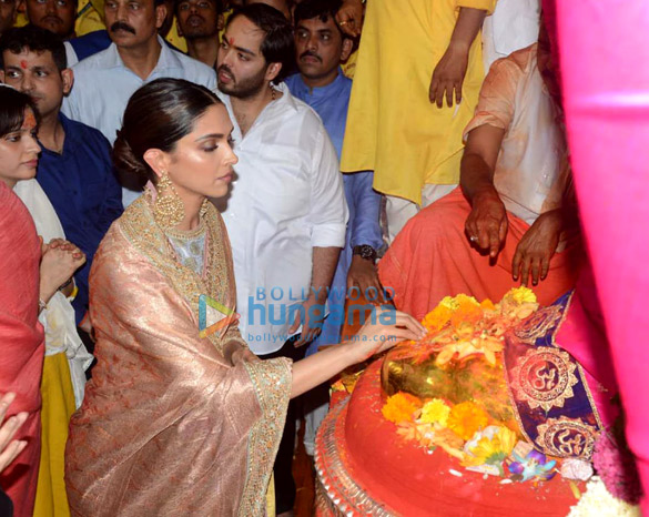 photos deepika padukone snapped at lalbaugcha raja darshan 2
