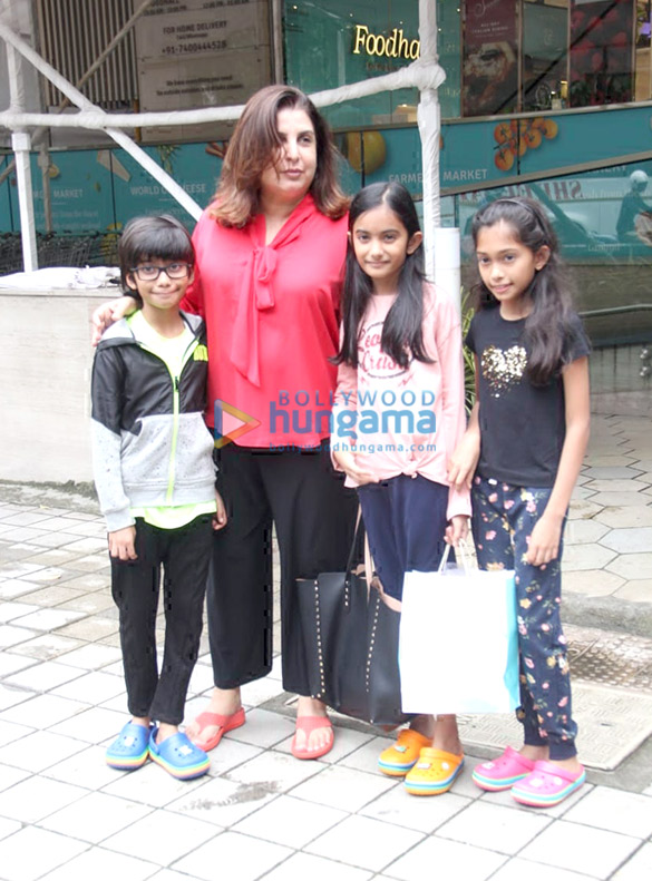photos farah khan snapped with her kids at foodhall in khar 3