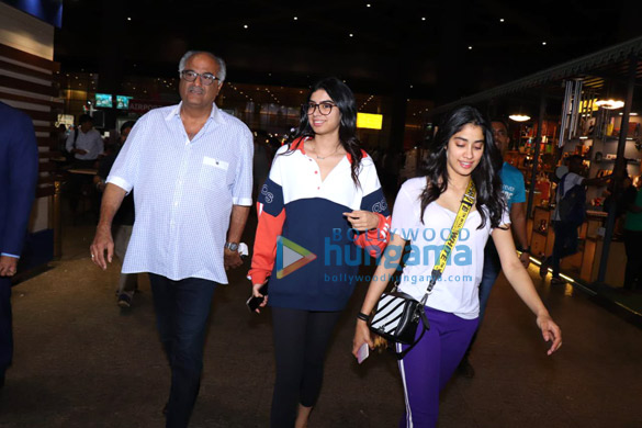 photos janhvi kapoor khushi kapoor and boney kapoor snapped at the airport 1
