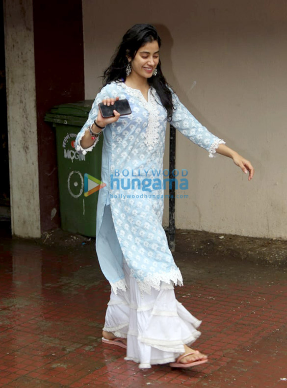 photos janhvi kapoor and waluscha de sousa spotted at the pilates gym 2