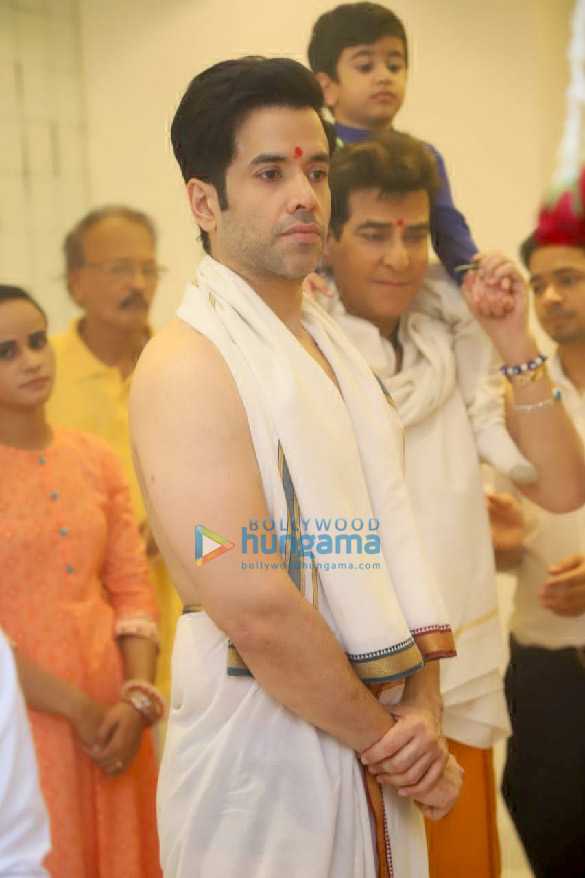 photos jeetendra and tusshar kapoor snapped during ganpati puja at their residence 2