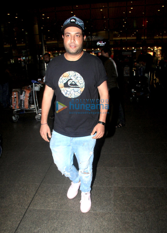 photos kangana ranaut janhvi kapoor sonali bendre and varun sharma snapped at the airport 4