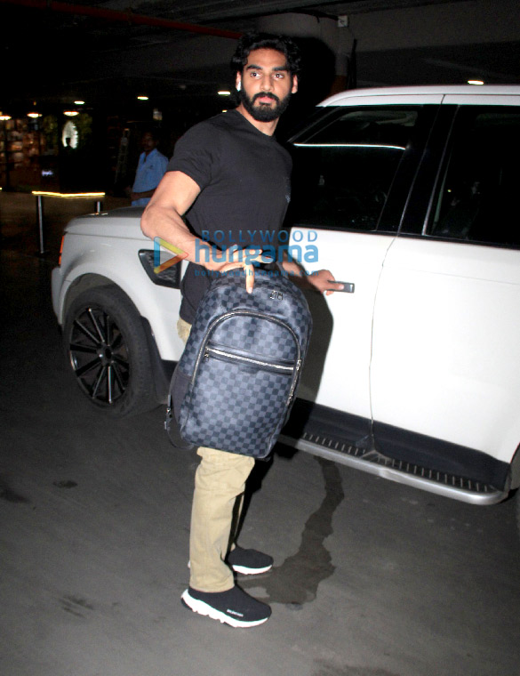 photos karan johar and ahan shetty snapped at the airport 4