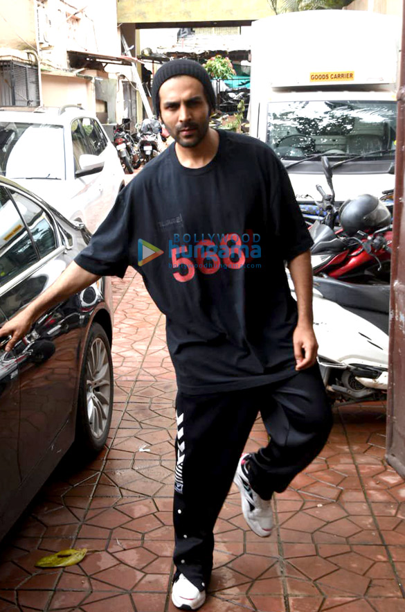 photos kartik aaryan and ananya panday spotted after dance rehearsals 6