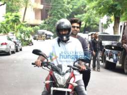 Photos: Kartik Aaryan snapped on a bike in Juhu