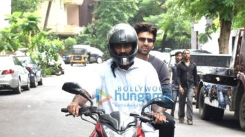 Photos: Kartik Aaryan snapped on a bike in Juhu