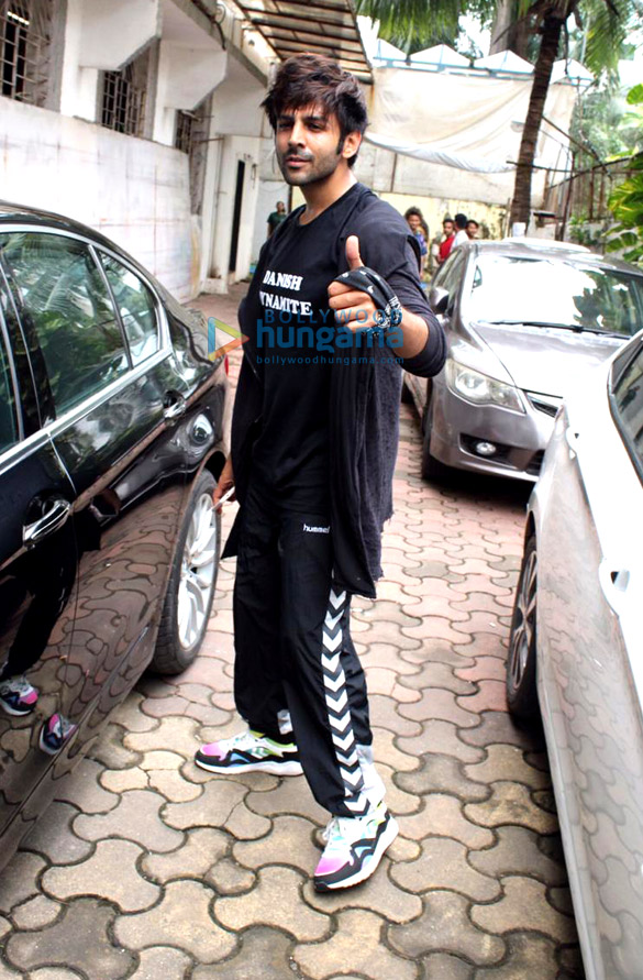 photos kartik aaryan spotted post dance rehearsal in andheri 2