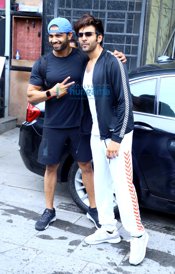 photos katik aaryan spotted outside the gym 3