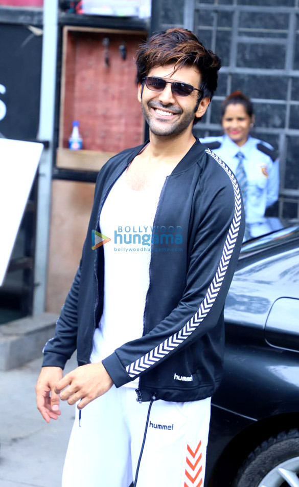 photos katik aaryan spotted outside the gym 4
