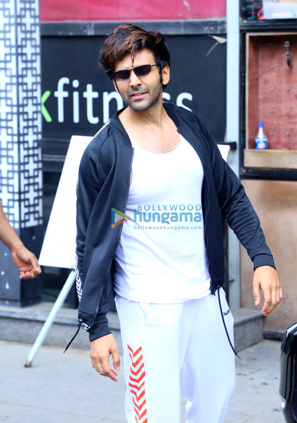 photos katik aaryan spotted outside the gym 5