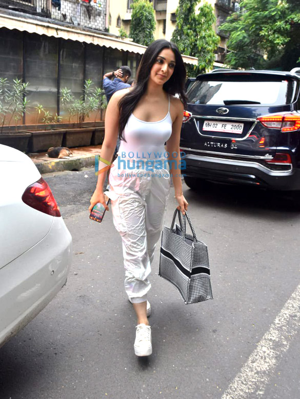 photos kiara advani snapped at indigo in andheri 1