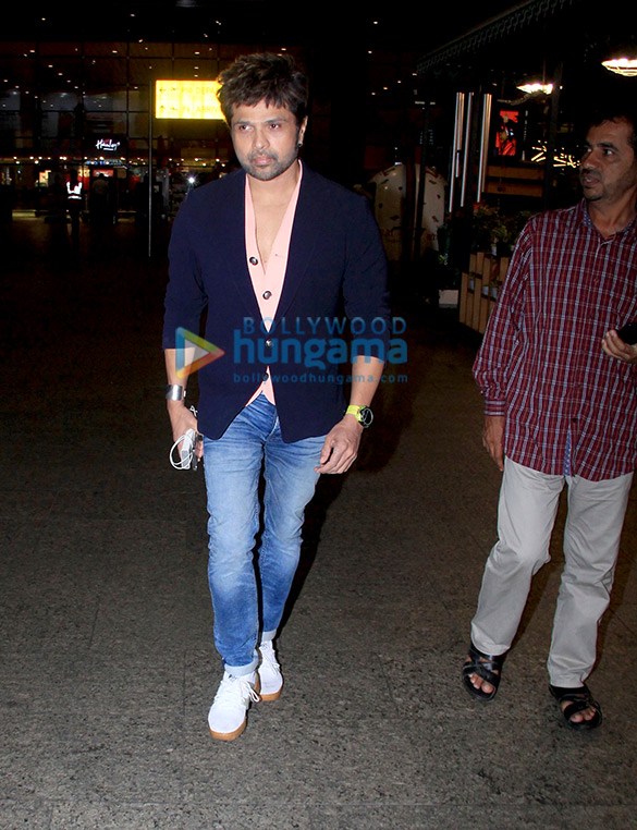 photos malaika arora boney kapoor khushi kapoor and himesh reshammiya snapped at the airport 1