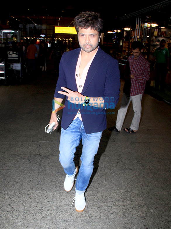 photos malaika arora boney kapoor khushi kapoor and himesh reshammiya snapped at the airport 2