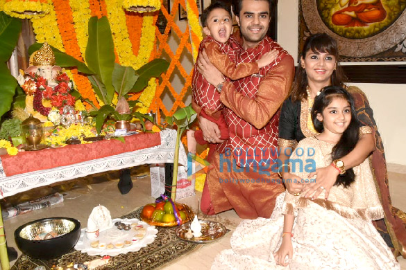 photos maniesh paul snapped with his family during ganpati puja at his residence 1