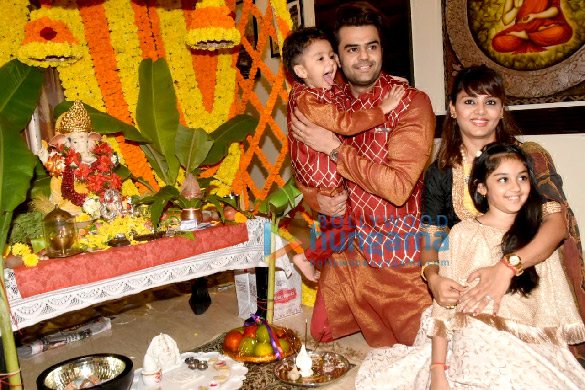 photos maniesh paul snapped with his family during ganpati puja at his residence 2