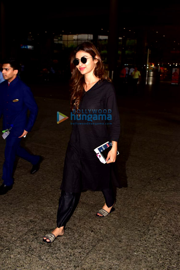 photos mouni roy and anil kapoor snapped at the airport 1