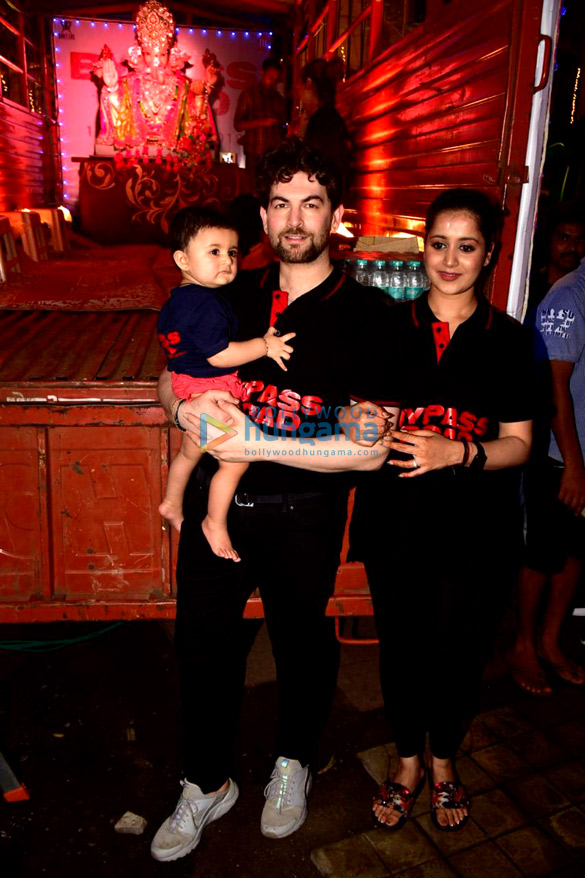 photos neil nitin mukesh snapped with his family during ganpati visarjan 5