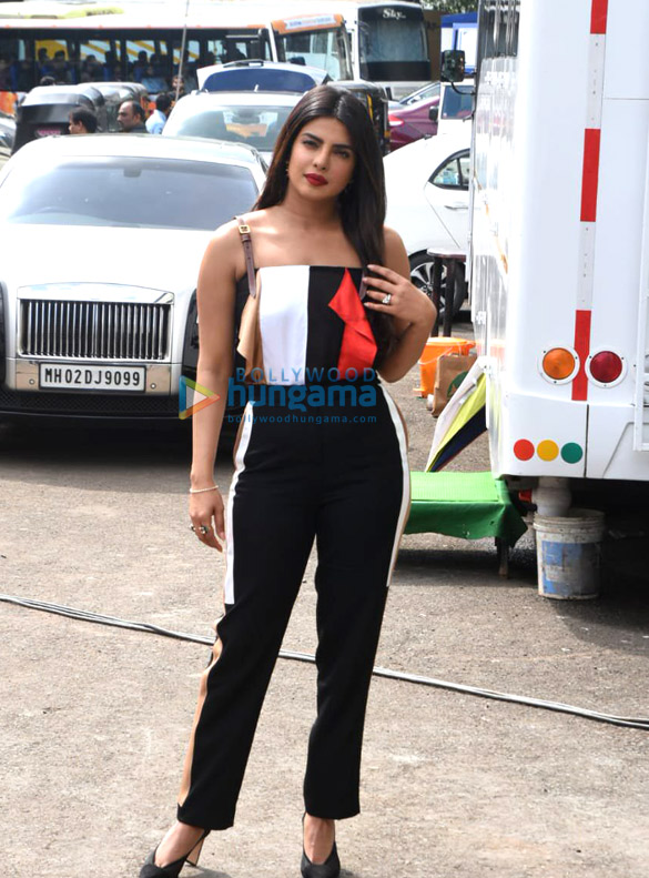 photos priyanka chopra jonas and farhan akhtar snapped during the sky is pink promotions 3