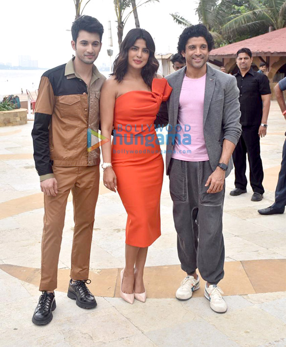 photos priyanka chopra jonas and farhan akhtar snapped during the sky is pink promotions at sun and sand juhu 4