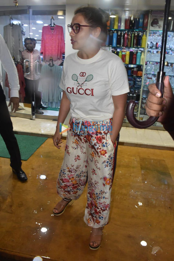 photos rani mukerji snapped at a store in juhu 3