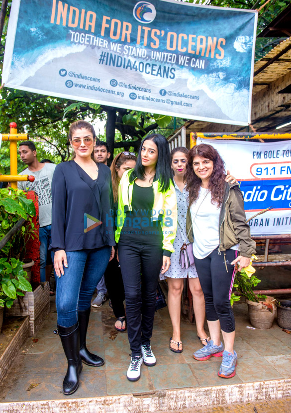 Photos: Raveena Tandon and Amrita Rao beach clean up Photos: Raveena Tandon and Amrita Rao beach clean up