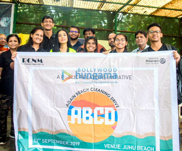 photos raveena tandon and amrita rao snapped participating in a beach cleanup drive 2