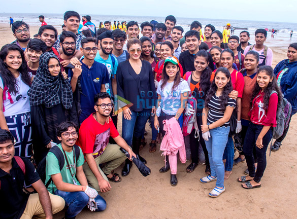 photos raveena tandon and amrita rao snapped participating in a beach cleanup drive 6