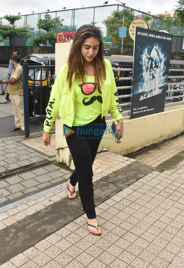 photos sara ali khan snapped in juhu 5