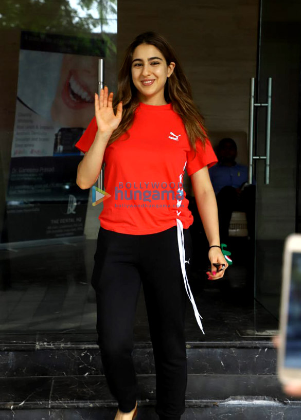 photos sara ali khan spotted in juhu 2